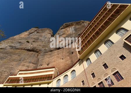 Monastère grec orthodoxe méga Spilaio, près de Kalavryta, dans la péninsule du Péloponnèse, dans le sud de la Grèce. Construit dans une grande grotte dans la falaise où le mont Banque D'Images