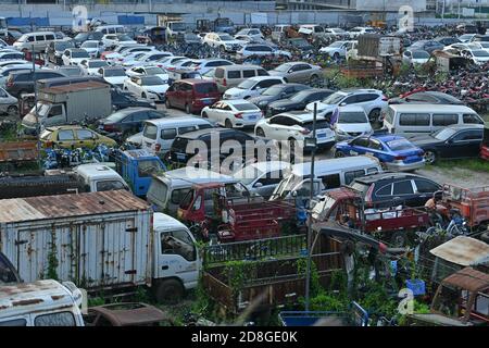 Vue sur les véhicules désertés dans un champ de la ville de Nanning, région autonome du Guangxi Zhuang, au sud de la Chine, 20 septembre 2020. Banque D'Images