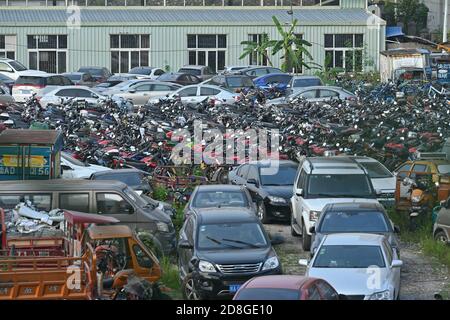 Vue sur les véhicules désertés dans un champ de la ville de Nanning, région autonome du Guangxi Zhuang, au sud de la Chine, 20 septembre 2020. Banque D'Images