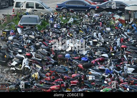 Vue sur les véhicules désertés dans un champ de la ville de Nanning, région autonome du Guangxi Zhuang, au sud de la Chine, 20 septembre 2020. Banque D'Images