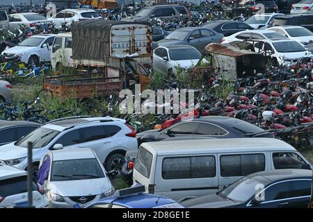 Vue sur les véhicules désertés dans un champ de la ville de Nanning, région autonome du Guangxi Zhuang, au sud de la Chine, 20 septembre 2020. Banque D'Images