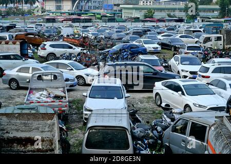 Vue sur les véhicules désertés dans un champ de la ville de Nanning, région autonome du Guangxi Zhuang, au sud de la Chine, 20 septembre 2020. Banque D'Images