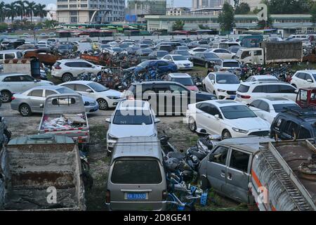 Vue sur les véhicules désertés dans un champ de la ville de Nanning, région autonome du Guangxi Zhuang, au sud de la Chine, 20 septembre 2020. Banque D'Images