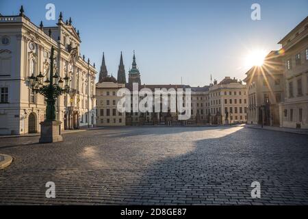 Le château de Prague situé dans le quartier de Hradcany est la résidence officielle et le bureau du Président de la République tchèque, la place Hradcanske Banque D'Images
