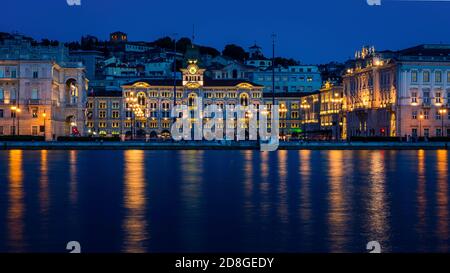 Nihgtscape de la place de l'unité de l'Italie à Trieste en Italie En Europe Banque D'Images