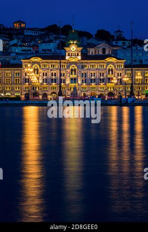 Nihgtscape de la place de l'unité de l'Italie à Trieste en Italie En Europe Banque D'Images