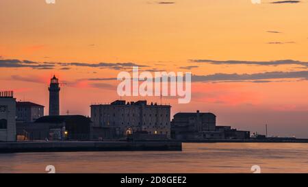 Coucher de soleil sur le phare de l'ex à Trieste en Italie en Europe Banque D'Images