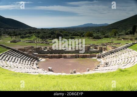 Ruines du théâtre dans l'ancien site archéologique de Messène, Péloponnèse, Grèce. Une des villes anciennes les mieux préservées de Grèce avec r visible Banque D'Images