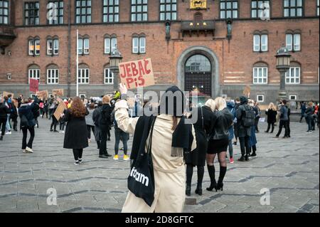 Copenhague, Danemark. 25 octobre 2020. Le peuple polonais au Danemark et ses partisans protestent contre la loi stricte sur l'avortement en Pologne. Les manifestants brandit des pancartes avec des slogans et ont porté l'image de la foudre rouge qui est devenue un symbole des manifestations. Banque D'Images