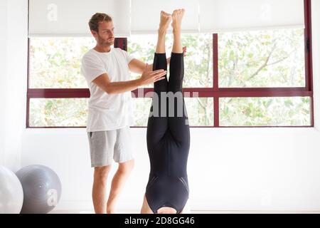 Yogi débutant et son entraîneur pratiquant le yoga Banque D'Images