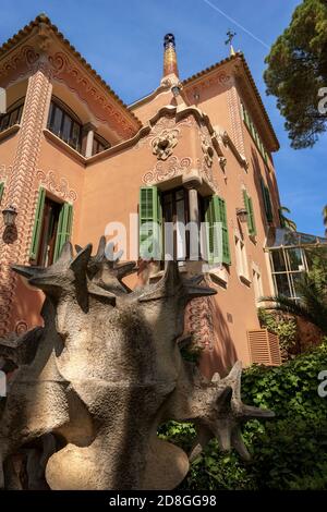 Maison d'Antoni Gaudi et musée dans le Parc Guell (Parc Guell 1900-1914), patrimoine mondial de l'UNESCO. Catalogne, Espagne, Europe. Banque D'Images