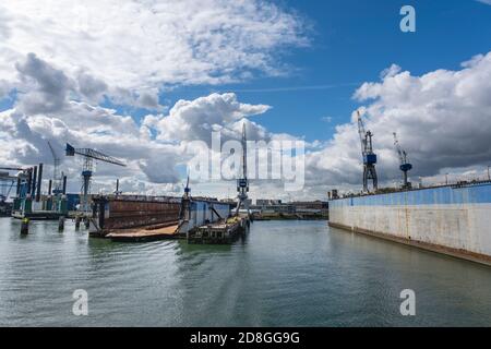 Quai sec flottant du chantier naval vide dans le port maritime de Rotterdam. Banque D'Images