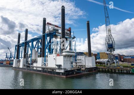 Quai sec flottant du chantier naval vide dans le port maritime de Rotterdam. Banque D'Images