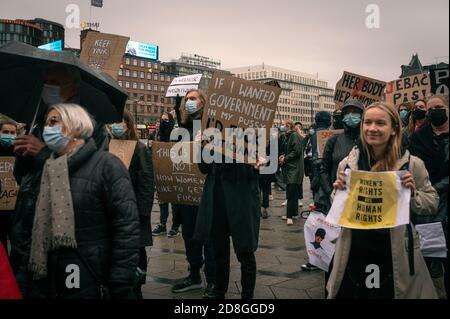 Copenhague, Danemark. 25 octobre 2020. Le peuple polonais au Danemark et ses partisans protestent contre la loi stricte sur l'avortement en Pologne. Les manifestants brandit des pancartes avec des slogans et ont porté l'image de la foudre rouge qui est devenue un symbole des manifestations. Banque D'Images
