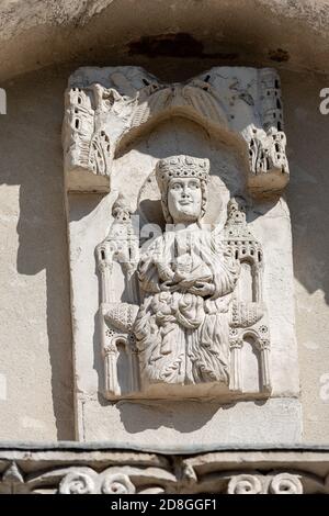 Vierge Marie sur le trône avec bébé Jésus, détail de l'église de Santa Maria Forisportam dans le style Pisan-roman (XII siècle). Lucca, Toscane, Italie Banque D'Images