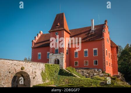 Château d'eau rouge Cervena Lhota en Bohême du Sud, République Tchèque.temps d'été sans nuages Banque D'Images
