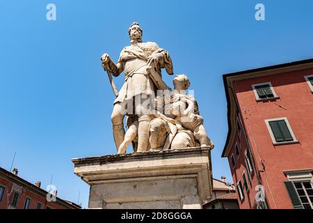 Statue en marbre de Ferdinando I de Medici, Cardinal et Grand-Duc de Toscane sur la place Carrara, centre-ville de Pise, Toscane, Italie, Europe. Banque D'Images