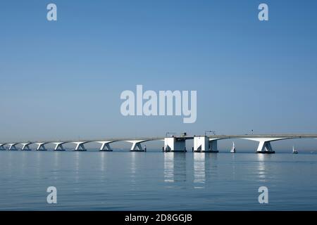 Le Pont de Zélande (Zeelandbrug) dans la province de Zélande aux Pays-Bas. Banque D'Images