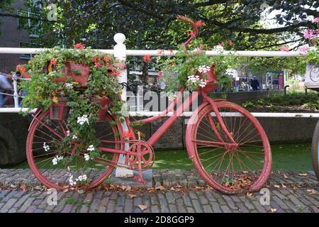 Vieille ville à vélo près d'un pont au-dessus du canal dans la vieille ville de Delft, Hollande. Banque D'Images