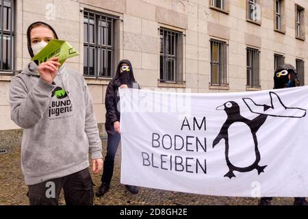 Berlin, Berlin, Allemagne. 30 octobre 2020. Un militant de l'environnement tenant un avion en papier peut être vu lors d'une manifestation contre l'ouverture du nouvel aéroport de Berlin BER un jour avant l'ouverture. Les manifestants, organisés par le groupe berlinois BUND jugend, exigent que BER ne s'ouvre pas mais soit réaffecté, qu'il s'agit d'investissements dans une mobilité abordable et respectueuse du climat et d'une réduction drastique du trafic aérien. Crédit : Jan Scheunert/ZUMA Wire/Alay Live News Banque D'Images