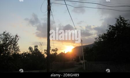 Magnifique coucher de soleil coloré sur les montagnes du Caucase dans la ville de Gakh, Azerbaïdjan Banque D'Images