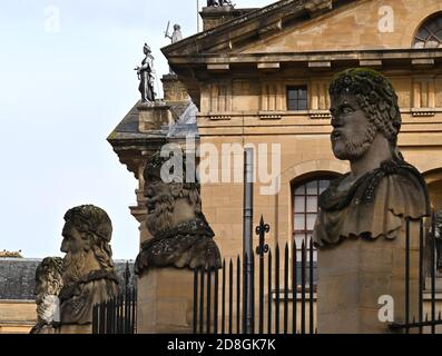 Des têtes sculptées entourent partiellement le Sheldonian Theatre de Broad Street, Oxford Banque D'Images