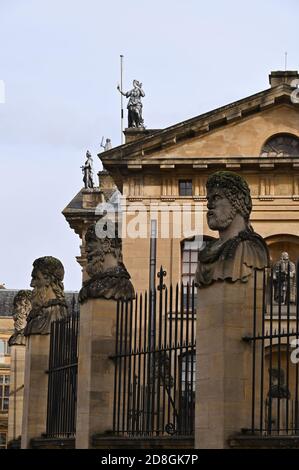 Des têtes sculptées entourent partiellement le Sheldonian Theatre de Broad Street, Oxford Banque D'Images