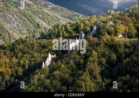 Terre pyramides d'Euseigne avec St-Martin en arrière-plan dans Val d'Herens Banque D'Images