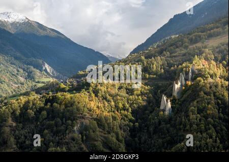 Terre pyramides d'Euseigne avec St-Martin en arrière-plan dans Val d'Herens Banque D'Images