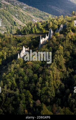 Terre pyramides d'Euseigne avec St-Martin en arrière-plan dans Val d'Herens Banque D'Images