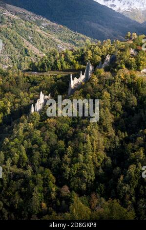 Terre pyramides d'Euseigne avec St-Martin en arrière-plan dans Val d'Herens Banque D'Images