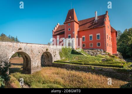 Château d'eau rouge Cervena Lhota en Bohême du Sud, République Tchèque.temps d'été sans nuages. Château sans eau en raison de la rupture du barrage en 2019. Banque D'Images