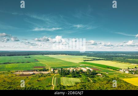 Vue aérienne à vol d'oiseau du bâtiment de la ferme de la vache de Cowshed située dans la campagne en plein soleil d'été. Zone d'élevage Banque D'Images