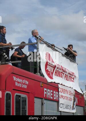 Jeremy Corbyn lors d'un rassemblement à Milton Keynes en août 2016. Il est apparu sur un feu moteur à Station Square. Banque D'Images