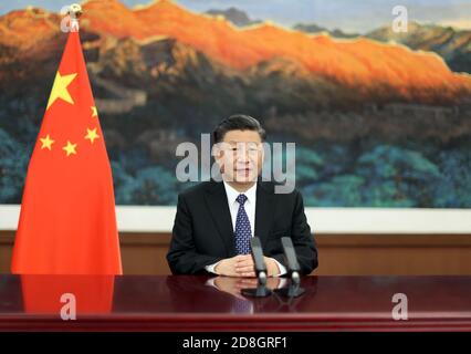 (201030) -- BEIJING, 30 octobre 2020 (Xinhua) -- le président chinois Xi Jinping prononce un discours par vidéo au troisième Forum mondial des lauréats. Le troisième Forum mondial des lauréats a ouvert ses portes à Shanghai, dans l'est de la Chine, le 30 octobre 2020. (Xinhua/Ju Peng) Banque D'Images