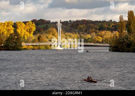 Lac Baldeney, partie la plus septentrionale, quartier de Heisingen, pont sur la Ruhr, nouveau Kampmanns Brücke, Essen, automne, NRW, Allemagne, Banque D'Images