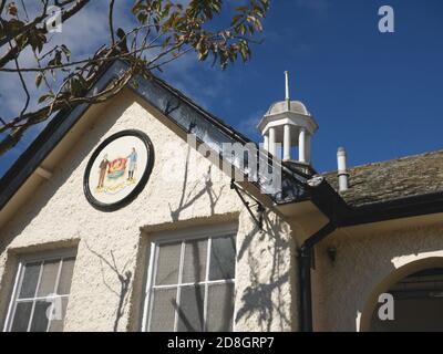 Armoiries de Truro sur la commodité du public, construites en 1925, rue Lower Lemon, Truro, Cornwall. Banque D'Images