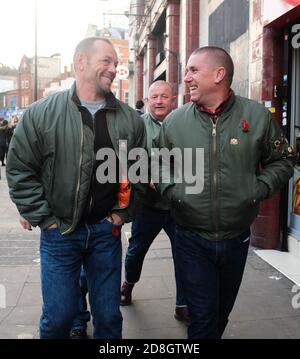 camden town , british boot company, dimanche 10th nov , 2019 un groupe de dads portant le style skinhead , allez faire du shopping pour les enfants taille doc martens Banque D'Images