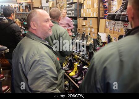 camden town , british boot company, dimanche 10th nov , 2019 un groupe de dads portant le style skinhead , allez faire du shopping pour les enfants taille doc martens Banque D'Images