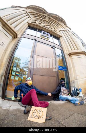 Hanovre, Allemagne. 30 octobre 2020. Les activistes du mouvement environnemental 'extinction Rebellion' manifestent devant une branche de 'la banque 'Deutsche' sur la Georgsplatz. L'action est dirigée contre les investissements de la 'Deutsche Bank' dans l'industrie du charbon et de l'armement, ont déclaré les militants. Credit: Moritz Frankenberg/dpa/Alay Live News Banque D'Images