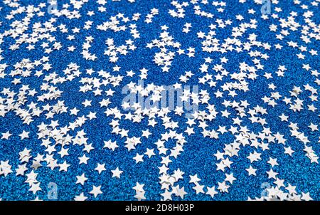 Des étoiles dispersées sur un fond bleu festif. Banque D'Images