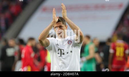 Cologne, Allemagne. 18 mars 2020. Firo: 16.02.2020, football, 1er Bundesliga, saison 2019/2020, 1er FC Cologne - FC Bayern Munich 1: 4 Robert LEWANDOWSKI, Bavière, applaudissements aux fans | utilisation dans le monde crédit: dpa/Alay Live News Banque D'Images