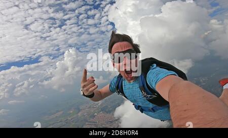 Parachutiste faisant un selfie dans un ciel merveilleux Banque D'Images