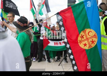Drapeau noir Daeh de l'État islamique devant La tour eiffel dans une manifestation pro-palestinienne à Paris Trocadéro France Banque D'Images