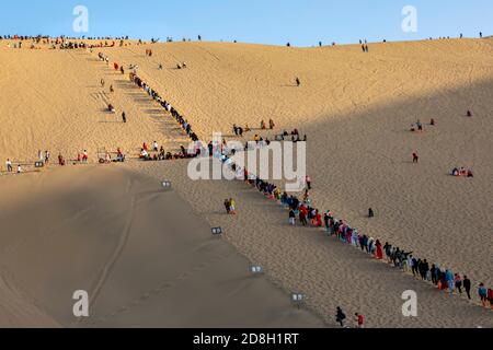 À l'approche de la Journée nationale de la République populaire de Chine, de plus en plus de touristes viennent visiter les magnifiques paysages désertiques en chantant Sand du Banque D'Images