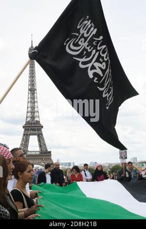 Drapeau noir Daeh de l'État islamique devant La tour eiffel dans une manifestation pro-palestinienne à Paris Trocadéro France Banque D'Images