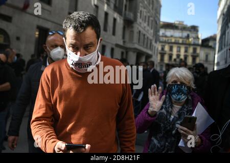 Milan, Italie. 30 octobre 2020. Matteo Salvini, chef du parti Lega, se rassemble devant le consulat de France à Milan, Italie, le 30 octobre 2020, après que trois personnes soient mortes dans un attentat terroriste au couteau dans une église de Nice, France. Crédit: Piero Cruciatti/Alay Live News Banque D'Images