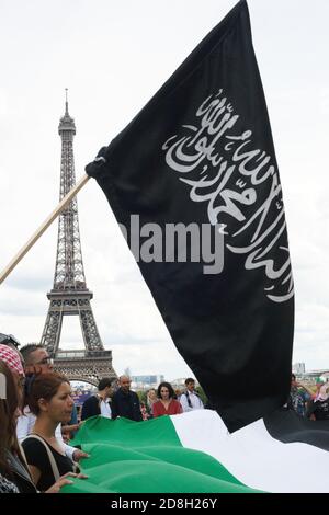 Drapeau noir Daeh de l'État islamique devant La tour eiffel dans une manifestation pro-palestinienne à Paris Trocadéro France Banque D'Images