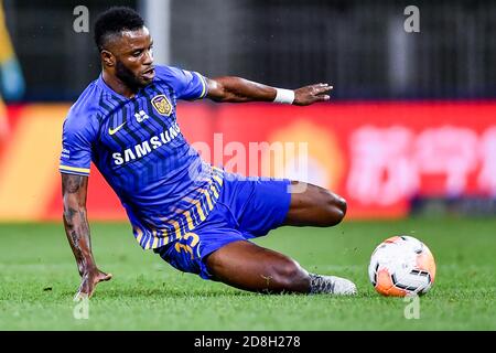 Le joueur de football ghanéen Mubarak Wakaso de Jiangsu Suning F.C. garde le ballon pendant le match du onzième tour de la Super League chinoise (CSL) de 2020 de nouveau Banque D'Images