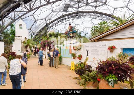 Le projet Eden biome méditerranéen une attraction touristique populaire avec jardins tropicaux abrité dans des dômes géants Banque D'Images